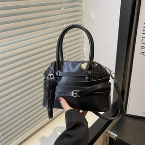 Sac à main noir brillant à boucle décorative avec bandoulière réglable élégante