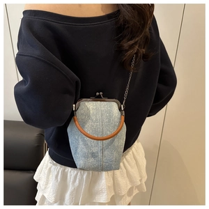 Détail du sac bandoulière en denim bleu clair avec sequins et poignée ronde
