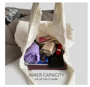 Détail montrant la grande capacité intérieure de ce sac cabas à fleurs avec accessoires
