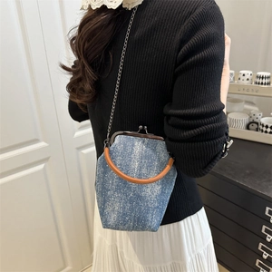 Sac à main vintage en denim avec fermoir baiser, texture brillante et chaîne