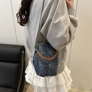 Sac à main rétro en denim bleu à pois blancs avec fermoir métallique et chaîne