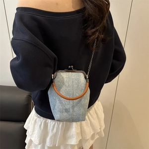 Sac à bandoulière en denim bleu clair vintage avec poignée ronde et fermoir argenté