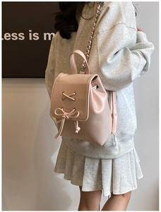 Detail eines rosa PU-Leder Mini-Rucksacks mit Metallösen und Ketten-Schultergurt