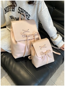 Detail von perlmuttrosa Rucksack-Set mit modischer Schnürschleife und Mini-Tasche