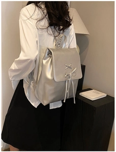 Silberner Rucksack aus mattem Leder mit modischer Schnürklappe und Metallkettenriemen