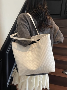 Minimalist white woven tote bag with ASKE PARIS logo shown in a stylish lifestyle scene