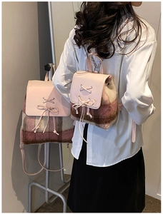 Detail eines rosa karierten Tweed-Minirucksacks mit Lederschleife und Metallkette