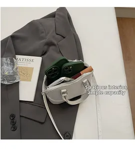Innenansicht der Muscheltasche mit Straußenprägung und Platz für Handy und Make-up