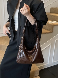 Sac hobo en cuir verni marron foncé avec bandoulière nouée et breloque en forme de cœur