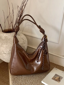 Sac Hobo vintage marron foncé en cuir huilé brillant avec bandoulière à nœud chic