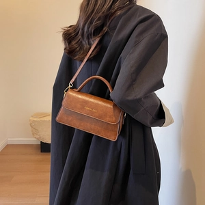 Sac à main bandoulière classique en cuir marron pour femme avec rabat au style rétro