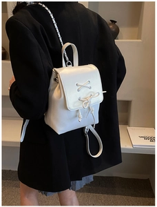 Detailansicht eines weißen Mini-Rucksacks mit Schnürschleife und Ledertextur