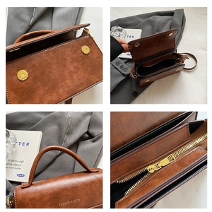 Sac à bandoulière rétro marron avec boucles aimantées dorées et détails de la poignée