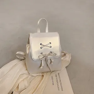 Details des cremefarbenen Mini-Rucksacks mit Schnürklappe und Kordelzugverschluss