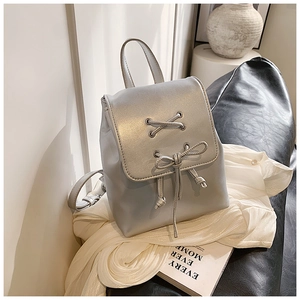 Detailansicht eines silbernen Mini-Rucksacks aus PU-Leder mit Schleife und Kordelzug
