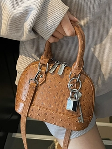Braune Muschel-Handtasche mit Straußenstruktur, Silberbeschlägen und Riemen