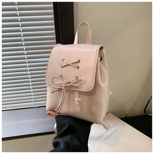 Detail eines rosa Mini-Rucksacks aus PU-Leder mit dekorativem Schleifen- und Schnürdesign