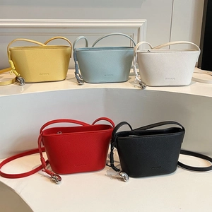 Modieuze mini bucket bags in vijf kleuren van leer met metalen waterdruppel hanger