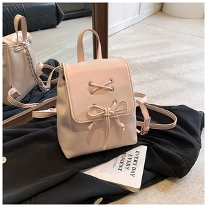 Detail eines rosa Mini-Rucksacks aus Leder mit Schleifen-Deko und stylischem Kordelzug