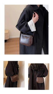 Dettaglio della borsa a tracolla in pelle PU marrone vintage con logo YUSHAN e tracolla sottile