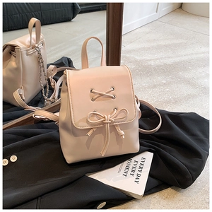 Details des rosa Lederrucksacks mit Schleife und silbernem Ringverschluss am Deckel