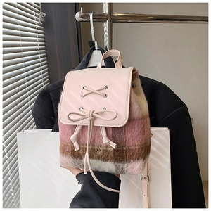 Nahaufnahme des rosa karierten Tweed-Rucksacks mit Mohair-Textur und Leder-Schleifen-Detail