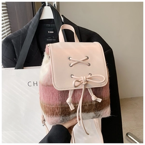 Nahaufnahme von Mini-Rucksack aus rosa Plüschkaro mit Lederschleife und Tragegriff