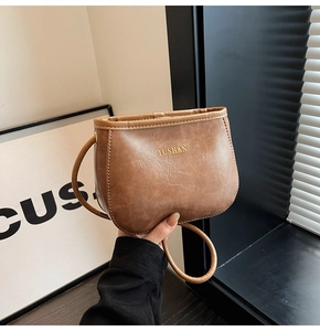 Dettagli della trama in pelle PU marrone e del logo dorato su questa borsa a tracolla minimal