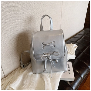 Nahaufnahme der silbernen Kunstledertasche mit Kordelzug und metallischen Ösen-Details