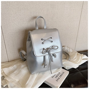 Detail eines silbernen Mini-Rucksacks aus Metallic-PU-Leder mit Schleifen-Kordelzug