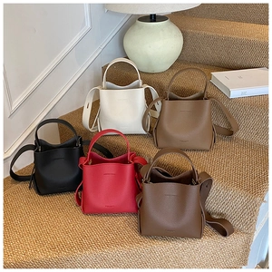 Collection de sacs seaux en cuir minimalistes en blanc, beige, noir, rouge et marron