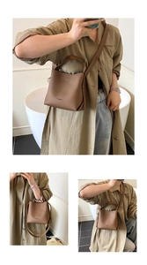 Détail du sac seau en cuir texturé marron avec poignées solides et bandoulière réglable