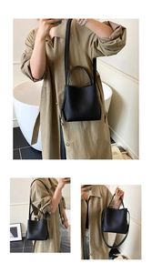 Sac seau noir motif litchi avec poignée et bandoulière dans des scènes de style de vie