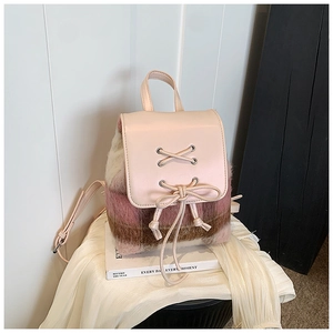 Detail eines Mini-Karo-Plüschrucksacks mit rosa PU-Lederklappe und süßer Schleifenverzierung