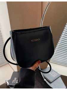 Borsa a tracolla minimalista in pelle PU nera con logo dorato e base arrotondata