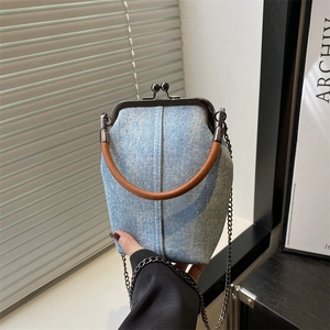 Sac à Main en Denim Rétro Avec Fermoir Baiser Détails en Strass Bandoulière Chaîne Sac Vintage pour Femmes Navettage Tendance
