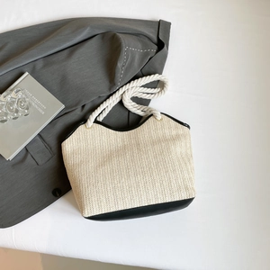 Sac à main chic en paille tissée beige avec bordure noire et cuir de veau premium