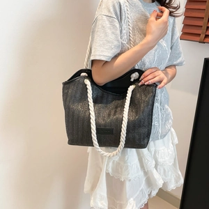 Bolso tote tejido negro de gran capacidad con asas de cuerda blanca y parche de cuero