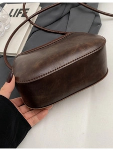 Borsa a tracolla minimalista vintage in pelle PU marrone scuro con fondo curvo