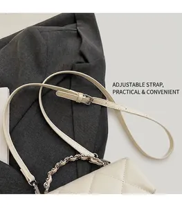 Détail de la boucle réglable et chaîne argentée sur sac à bandoulière matelassé beige