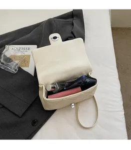 Vue détaillée d'un sac bandoulière matelassé révélant un intérieur spacieux et pratique
