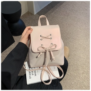 Detailansicht des kleinen rosa Lederrucksacks mit Schleifenband und elegantem Kordelzug
