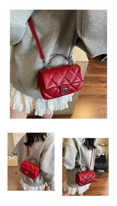 Détail du sac bandoulière rouge matelassé avec fermoir rotatif argenté et bandoulière