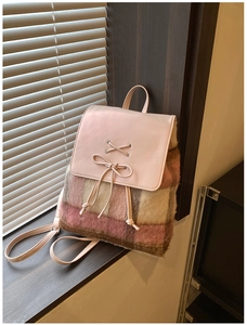 Detailansicht des rosa karierten Tweed-Rucksacks mit Kunstlederklappe und Schleifendetail