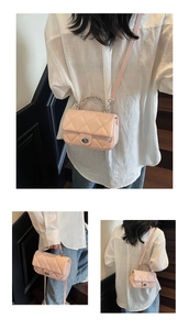 Détail du sac matelassé rose clair avec coutures et fermeture rotative argentée