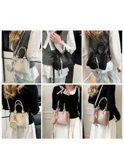 Fotos del bolso bandolera en beige, negro y rosa con un pequeño monedero redondo