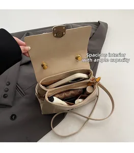 Détail des compartiments intérieurs d'un grand cabas beige avec boucles dorées