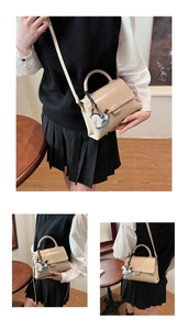 Sac fourre-tout beige en simili cuir avec rabat classique et pendentif cheval bleu