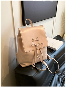 Detail eines aprikosenfarbenen PU-Lederrucksacks mit Schleifendekor und Kordelzug
