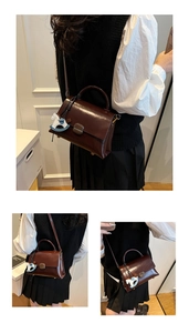 Détails du sac cabas en cuir marron foncé brillant avec boucle métal et breloque cheval